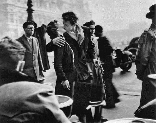The Endless Embrace: The Iconic Love Story Captured by Robert Doisneau in Paris